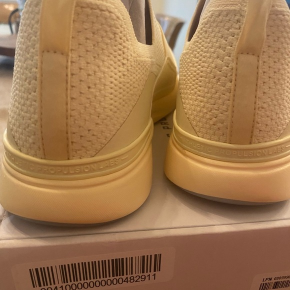 APL men’s Techloom Bliss cream athletic Sneakers NEW size 9.5 with box - Picture 4 of 12